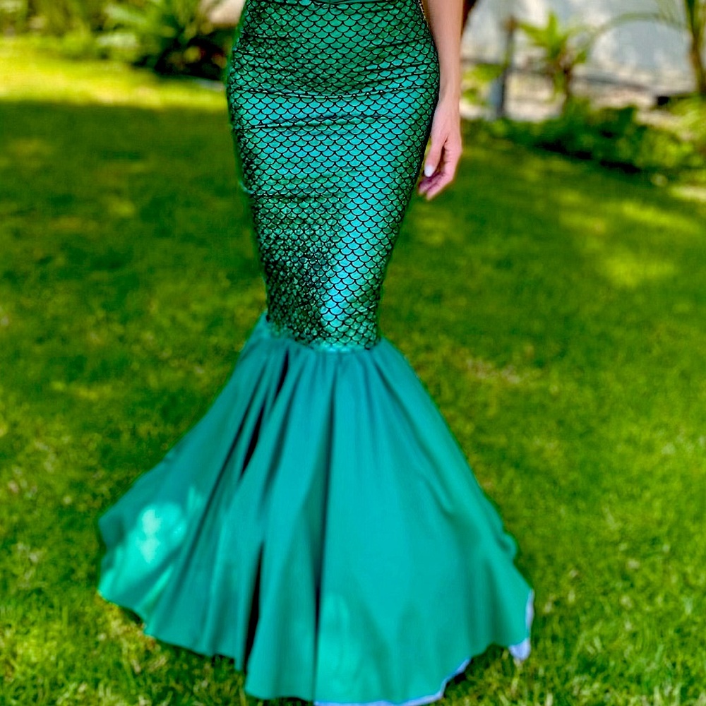 Custom made Halloween high-waisted mermaid skirt with slim waistband design.